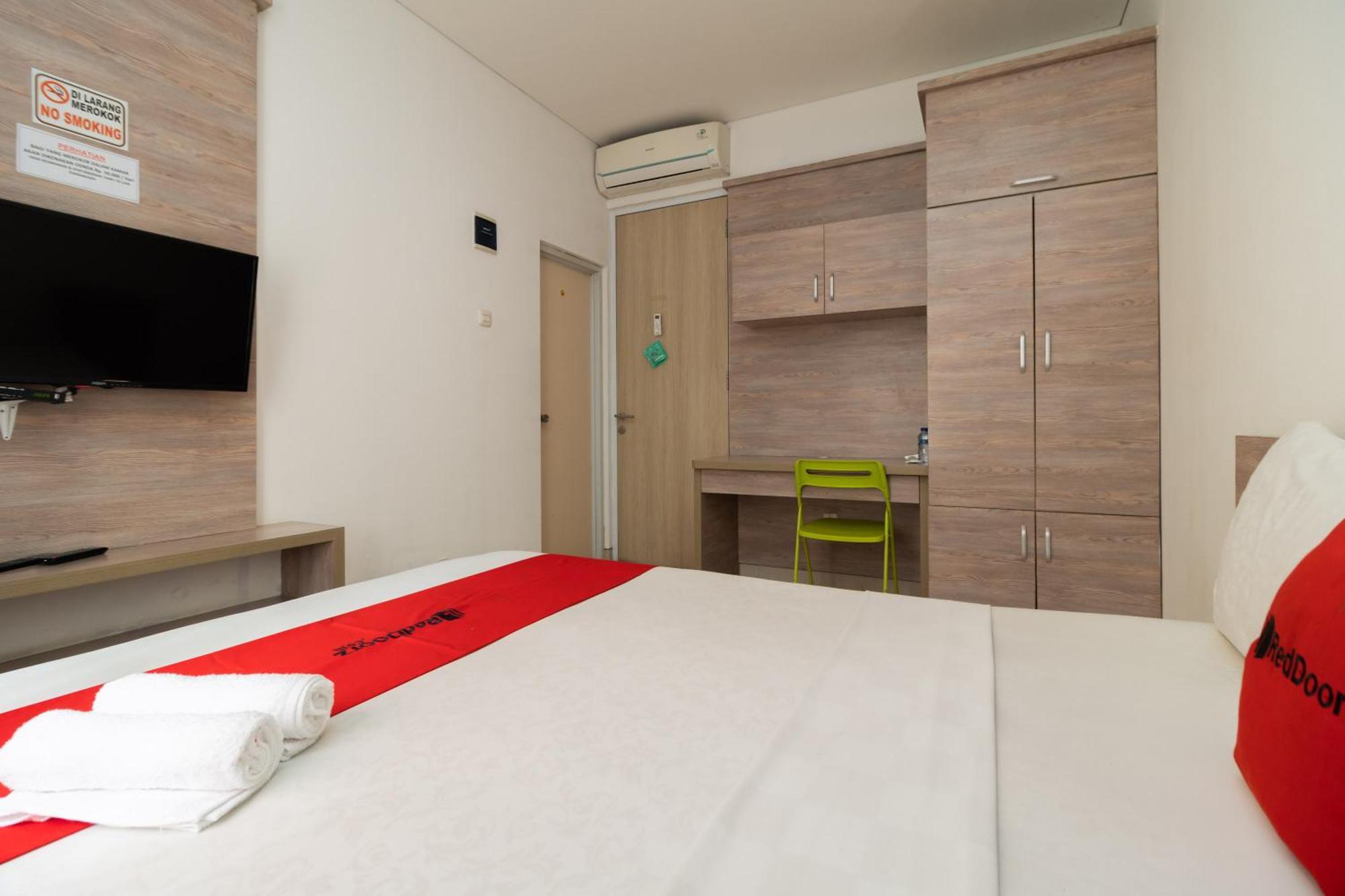 Guest house Reddoorz Syariah Near Prasetya Mulya Cilandak Campus