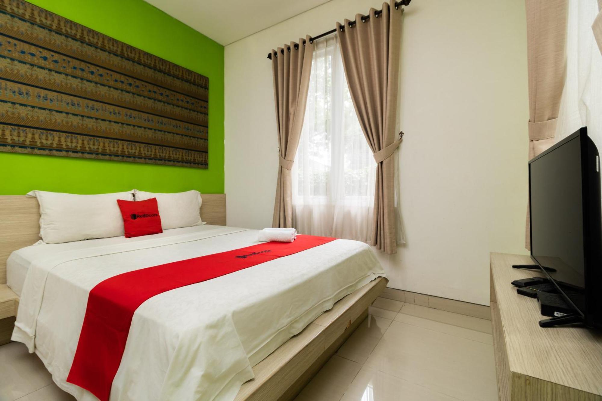 Guest house Reddoorz Syariah Near Prasetya Mulya Cilandak Campus Jakarta