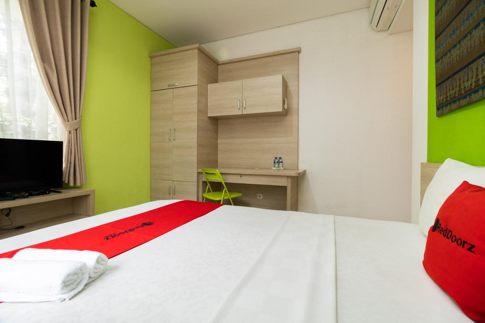 Reddoorz Syariah Near Prasetya Mulya Cilandak Campus Guest house 2*